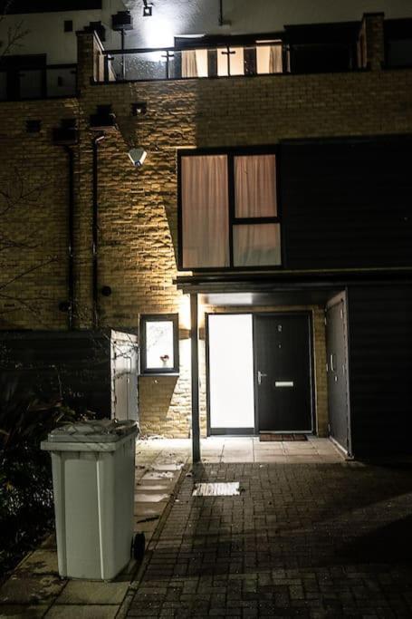 Exquisite Cozy House, Close To Train Station And Amenities Harold Wood Экстерьер фото