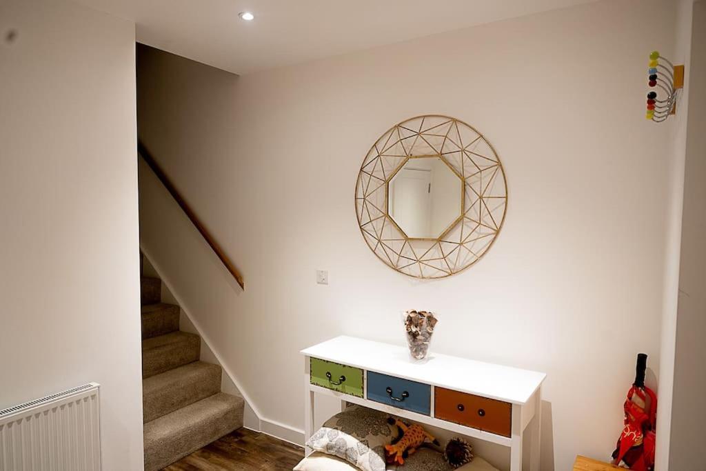 Exquisite Cozy House, Close To Train Station And Amenities Harold Wood Экстерьер фото