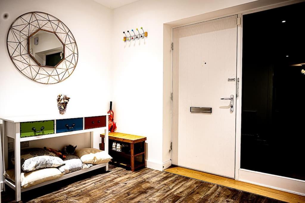 Exquisite Cozy House, Close To Train Station And Amenities Harold Wood Экстерьер фото