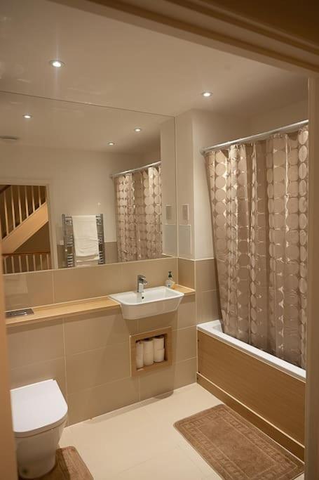 Exquisite Cozy House, Close To Train Station And Amenities Harold Wood Экстерьер фото